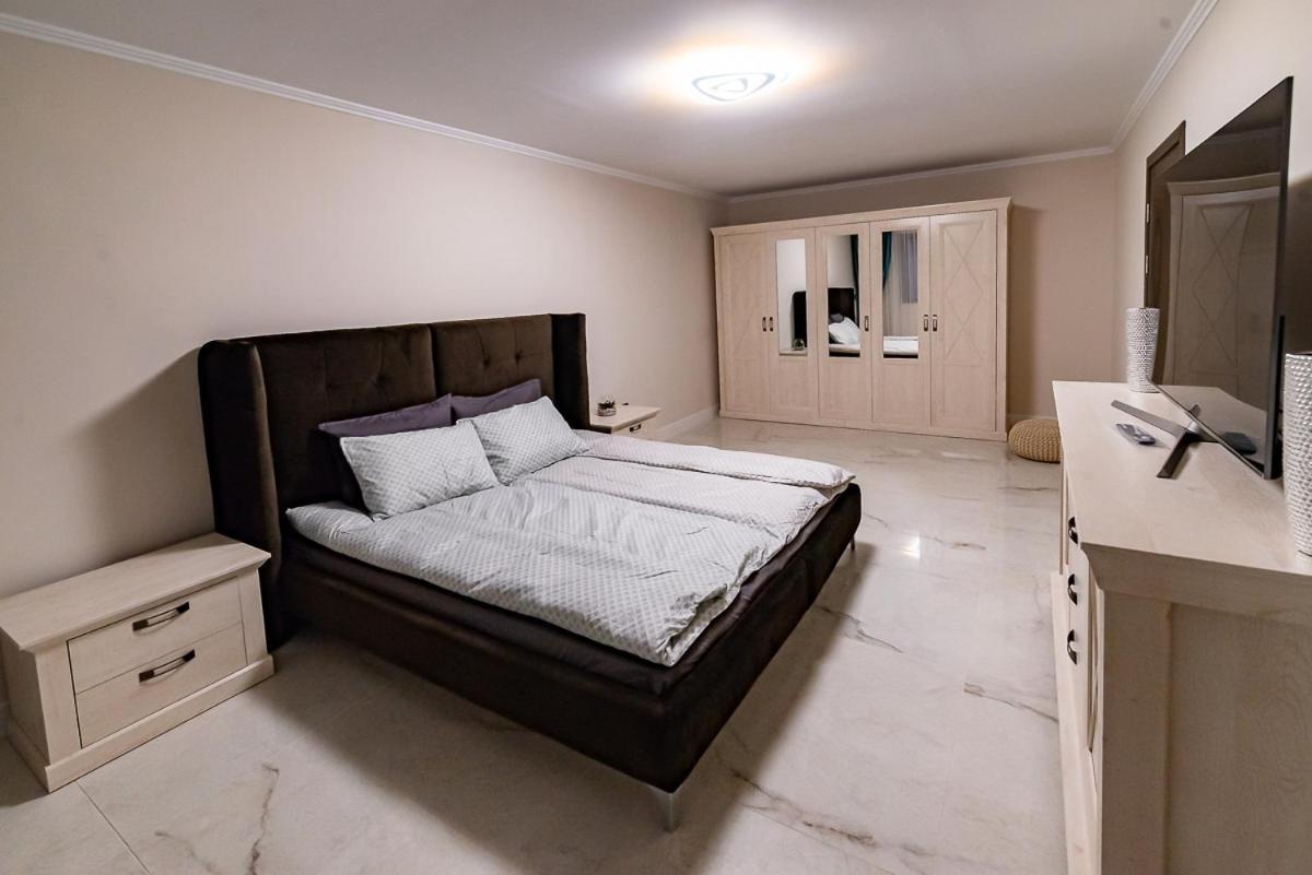 Moky Rezident 2 Apartment Arad Bagian luar foto