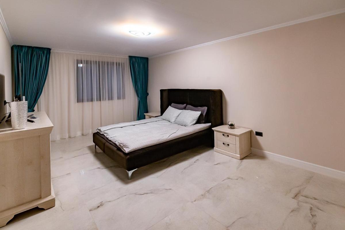 Moky Rezident 2 Apartment Arad Bagian luar foto
