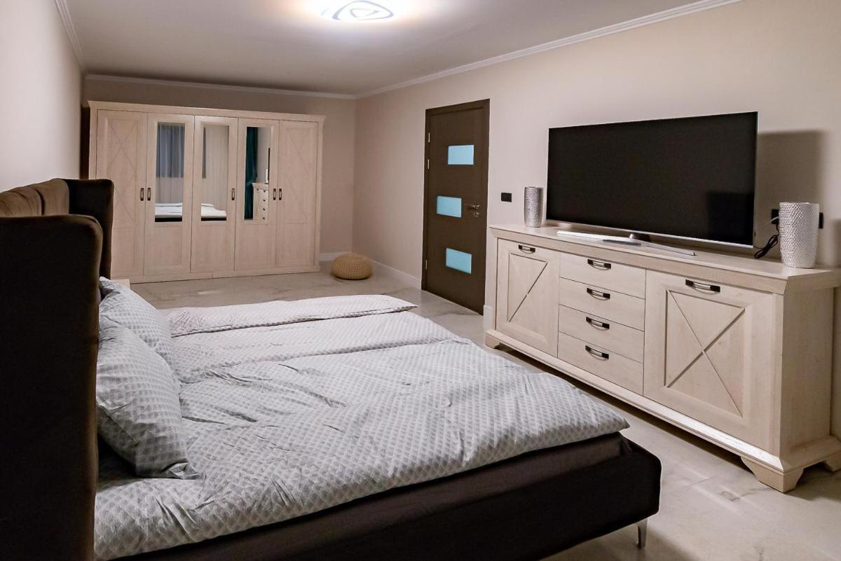 Moky Rezident 2 Apartment Arad Bagian luar foto