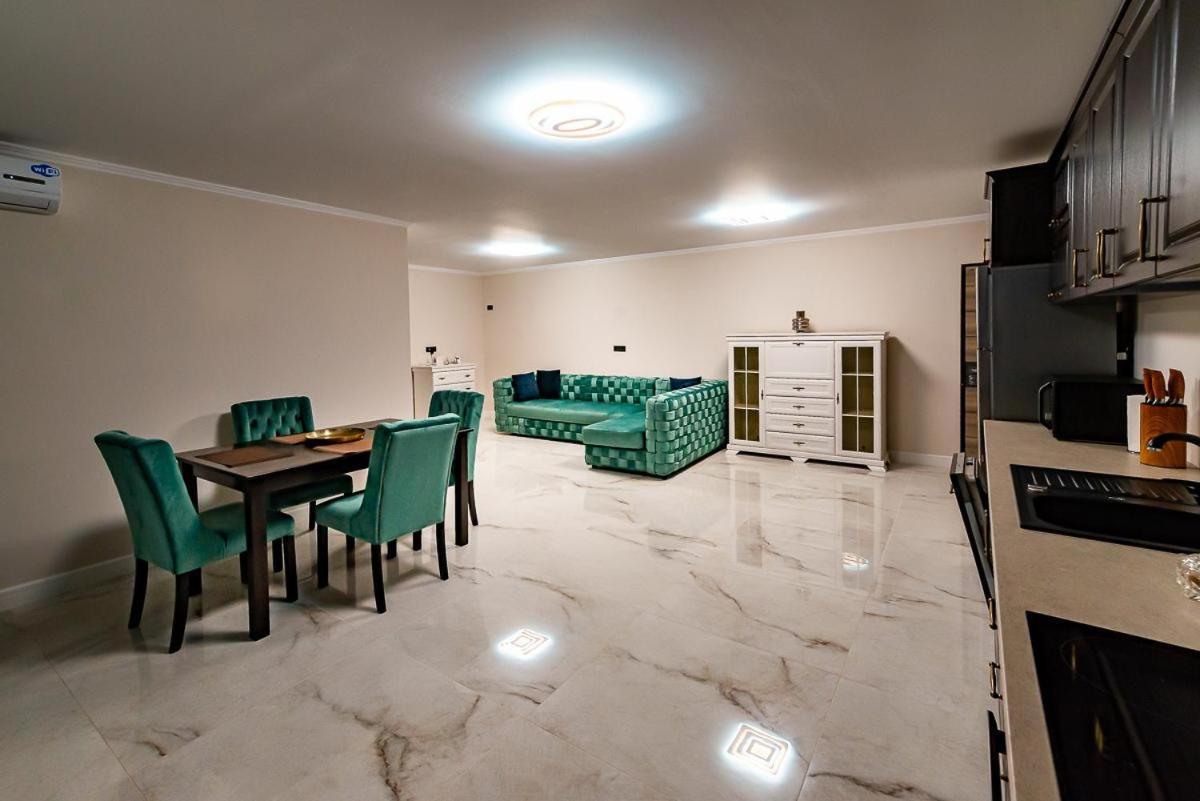 Moky Rezident 2 Apartment Arad Bagian luar foto