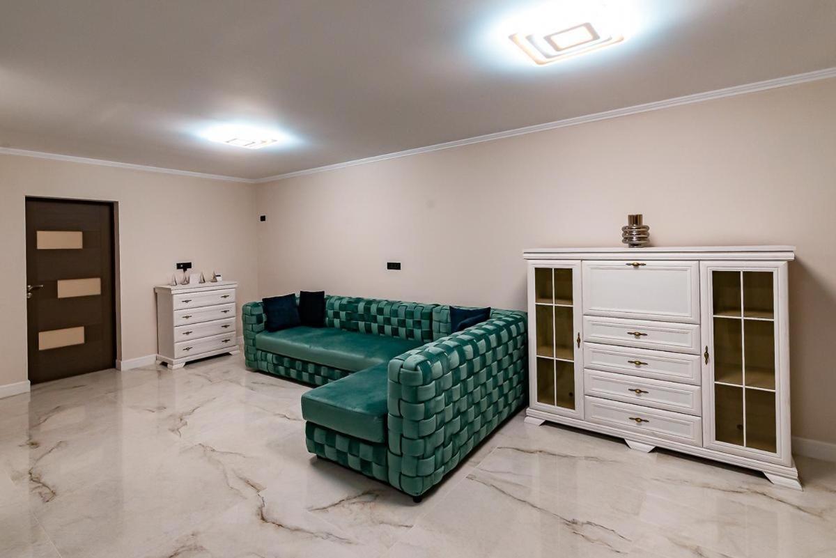 Moky Rezident 2 Apartment Arad Bagian luar foto